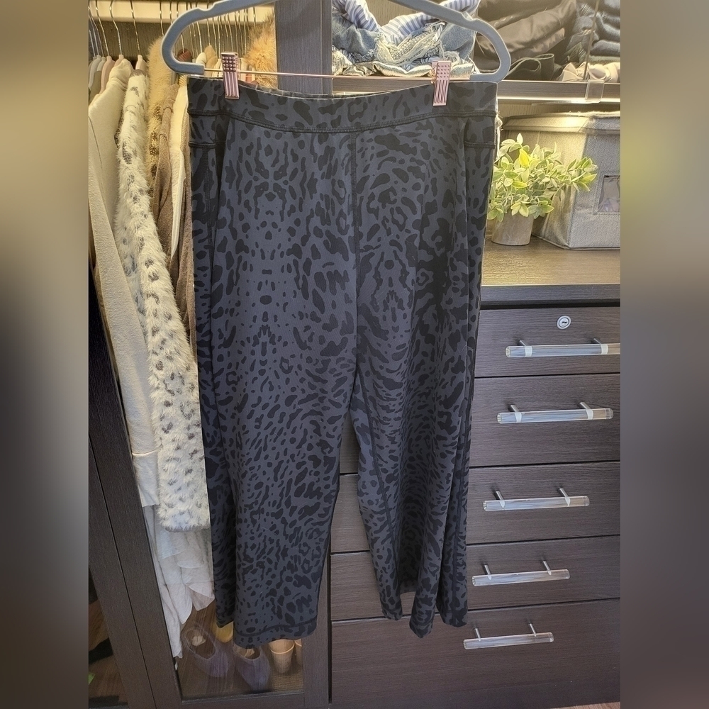Lululemon Can You Feel The Pleat Black Crop Wide Leg Gaucho Pants - Picture 1 of 7